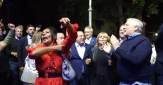 Copertina di Mogol sul palco con Tajani alla festa di Forza Italia. E i vertici di partito cantano e ballano i classici di Battisti – Video