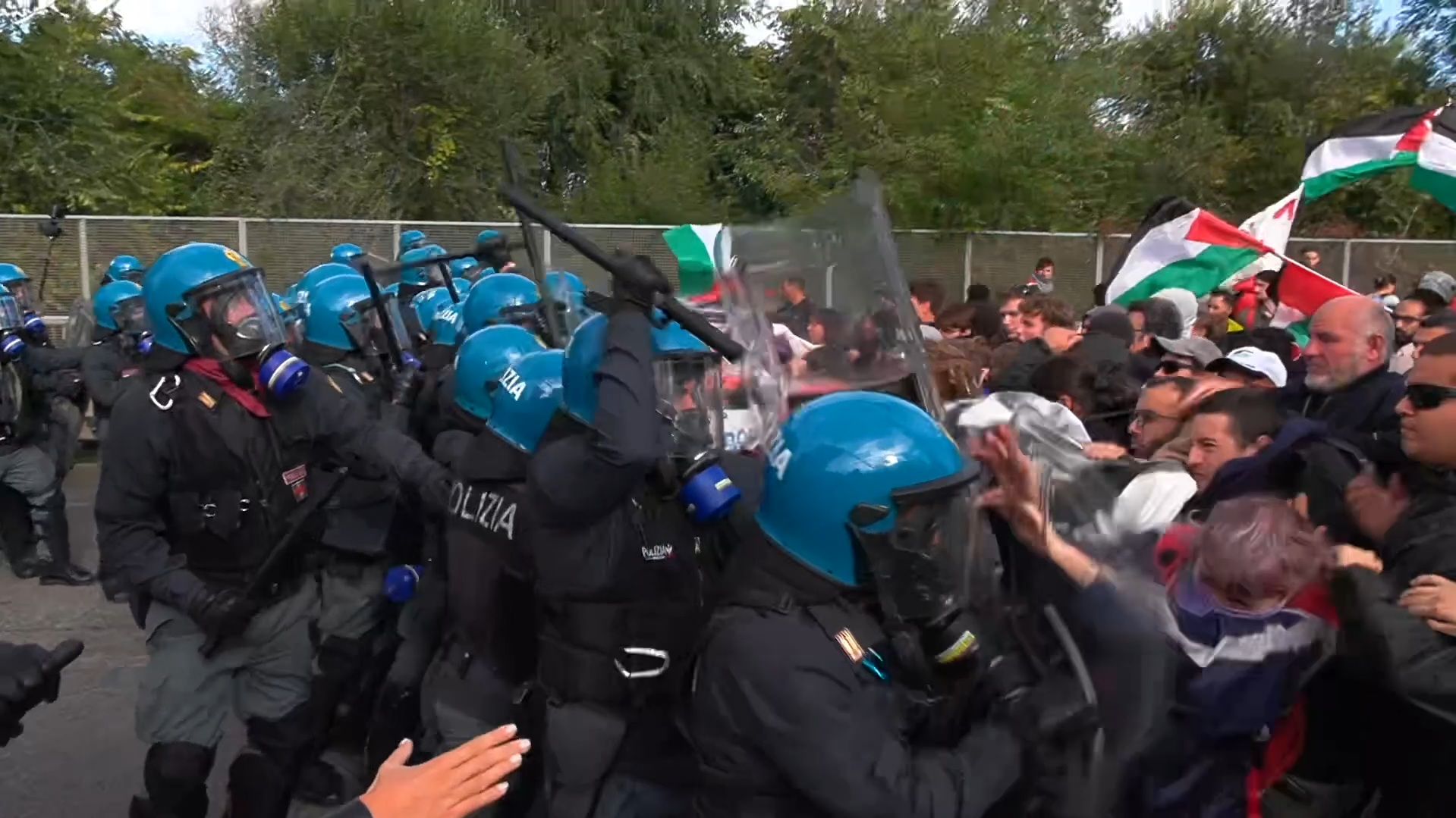 Corteo pro Pal a Torino, cariche della polizia sui manifestanti diretti all’aeroporto di Caselle – Video