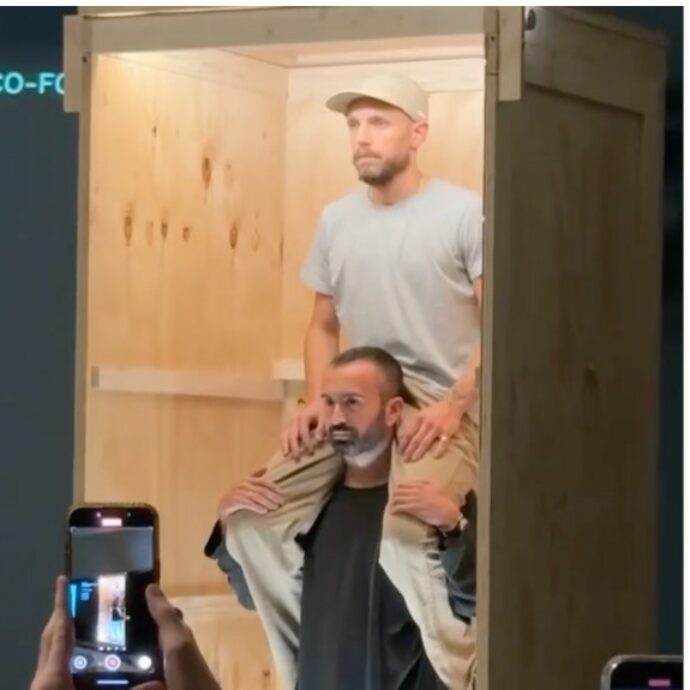 “Quanto vale la nostra moda? E noi stilisti?”: Sunnei non sfila ma mette in scena un’asta provocatoria. La critica al sistema: “Troppo occupati a guardare le vendite”