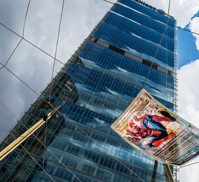 Spider-Man arriva in Magic: The Gathering, a Milano una ragnatela intrappola la sua carta