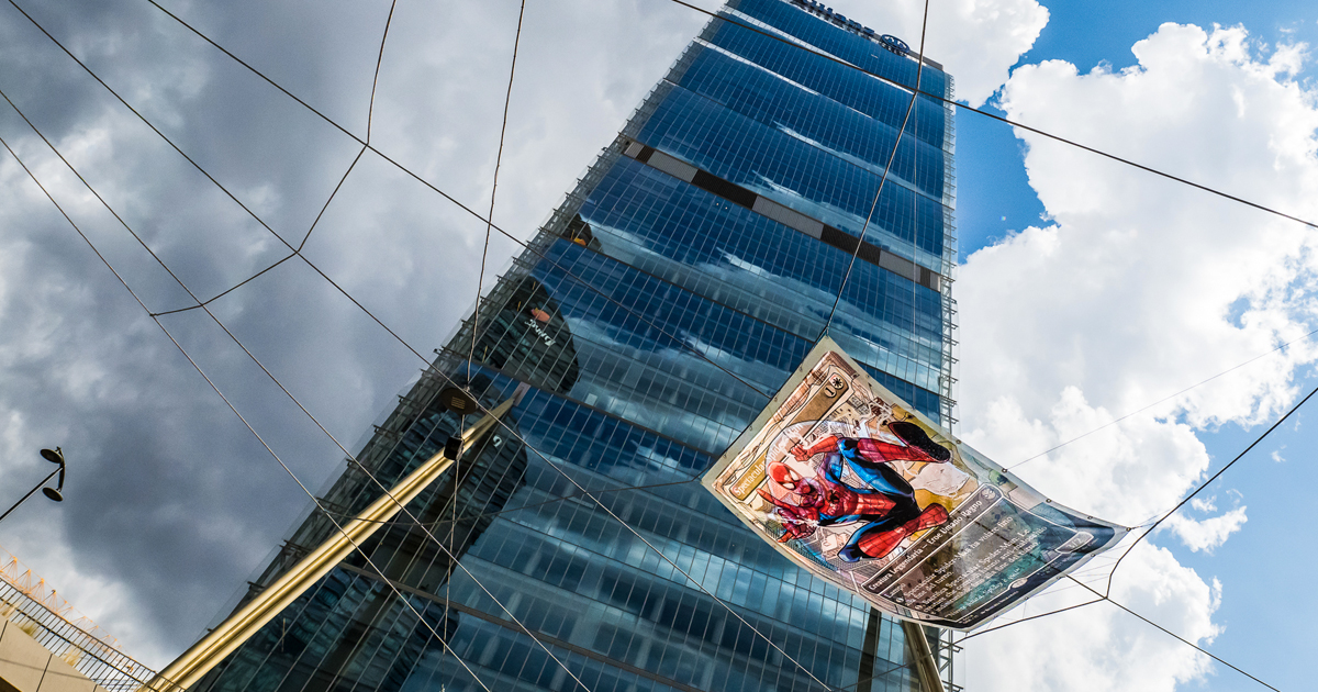 Spider-Man arriva in Magic: The Gathering, a Milano una ragnatela intrappola la sua carta