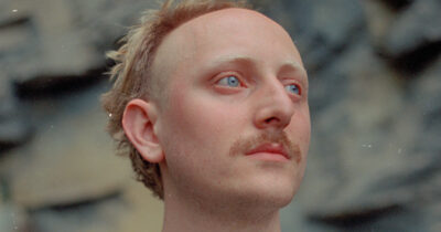 Copertina di “Ho iniziato facendo cappellini durante il lockdown, ora sfilo alla Fashion Week. Il sistema della moda è tossico, ma non mollo”: la storia di Lorenzo Seghezzi