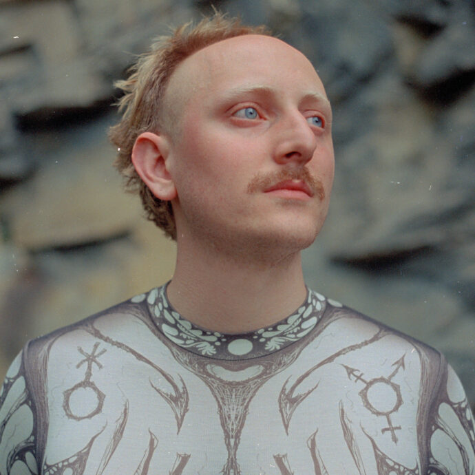 “Ho iniziato facendo cappellini durante il lockdown, ora sfilo alla Fashion Week. Il sistema della moda è tossico, ma non mollo”: la storia di Lorenzo Seghezzi