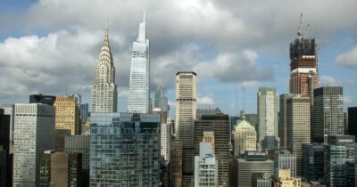 Copertina di “Molestava le donne in una stanza insonorizzata”: arrestato per abusi e traffico sessuale l’ex trader del Fondo Soros