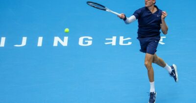 Copertina di Sinner si prende qualche rischio e batte Atmane a Pechino: va ai quarti di finale nel torneo 500