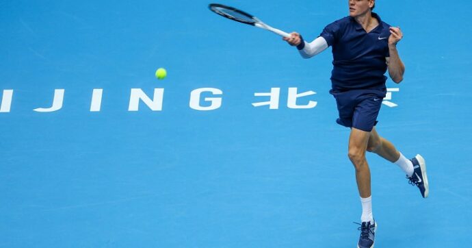 Sinner si prende qualche rischio e batte Atmane a Pechino: va ai quarti di finale nel torneo 500