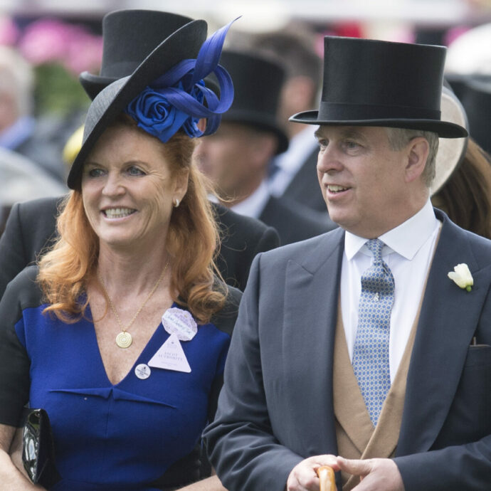 “Sarah Ferguson e il principe Andrea non sono più i benvenuti a Corte. Neanche a Natale. Dopo le novità su Epstein dovranno essere invisibili”: Re Carlo III furioso
