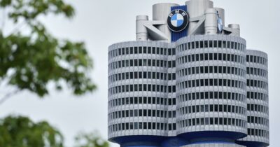 Copertina di “Parcheggiate all’aperto fino alla riparazione”: Bmw richiama centinaia di migliaia di auto. Il motivo? Possono incendiarsi