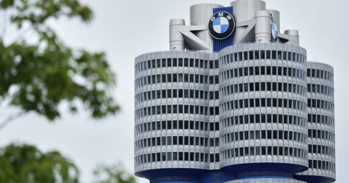 “Parcheggiate all’aperto fino alla riparazione”: Bmw richiama centinaia di migliaia di auto. Il motivo? Possono incendiarsi