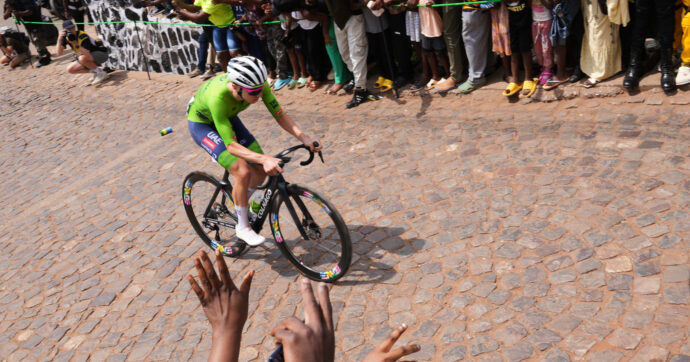 Pogacar riscrive ancora la storia: domina il primo mondiale in Africa scattando a oltre 100 km dall’arrivo. Secondo Evenepoel