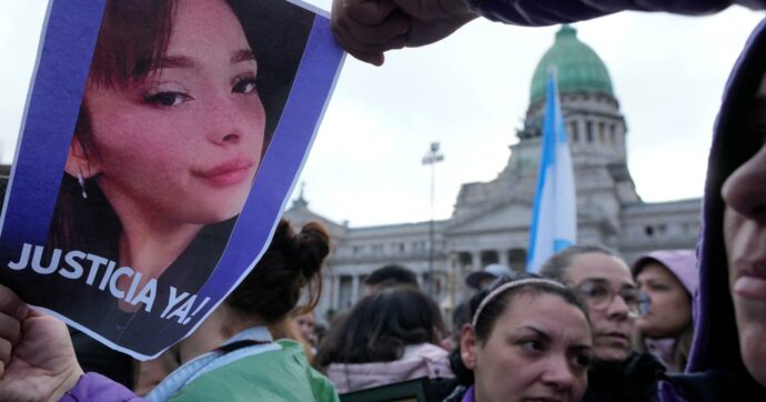 Torturate e uccise dai narcos: migliaia in piazza per tre giovani a Buenos Aires. “Morte per il disinteresse dello Stato”