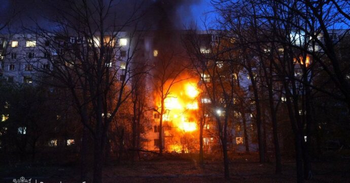 Massiccio raid russo sull’Ucraina. Varsavia chiude lo spazio aereo al confine e fa decollare i caccia. Danimarca: “Droni vicino ai nostri siti militari”