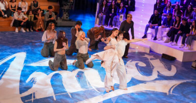 Copertina di Ad Amici 2025 commozione e standing ovation per l’omaggio al 14enne Paolo Mendico, suicida per bullismo. Il ballo su “L’isola che non c’è” di Bennato