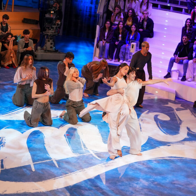 Ad Amici 2025 commozione e standing ovation per l’omaggio al 14enne Paolo Mendico, suicida per bullismo. Il ballo su “L’isola che non c’è” di Bennato