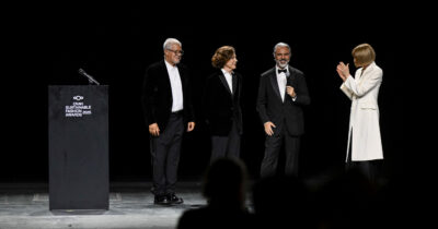 Copertina di “Giorgio Armani era un leone rassicurante”: Anna Wintour si commuove ai Sustainable Fashion Awards. La cerimonia alla Scala con la piazza divisa tra moda e Pro-Pal