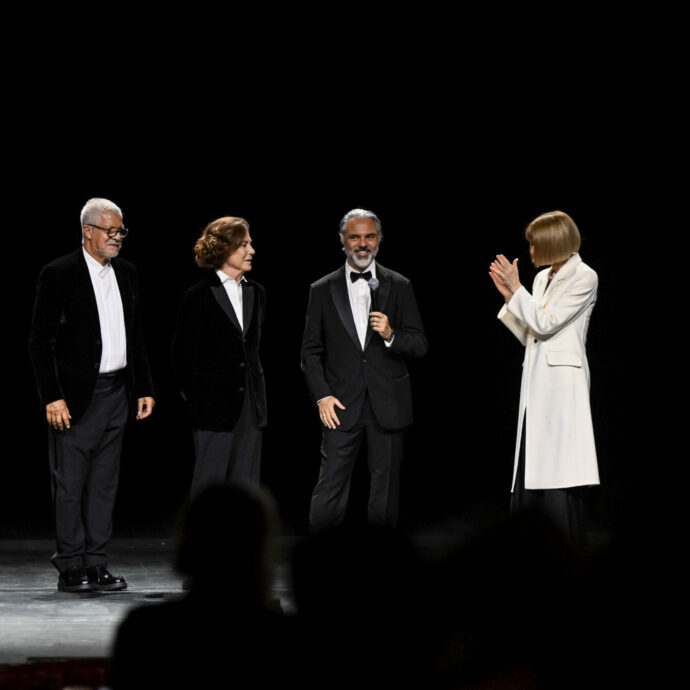 “Giorgio Armani era un leone rassicurante”: Anna Wintour si commuove ai Sustainable Fashion Awards. La cerimonia alla Scala con la piazza divisa tra moda e Pro-Pal