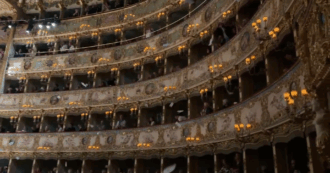 Copertina di Fenice di Venezia, piovono volantini contro la direttrice Venezi: la protesta alla fine del concerto – Video