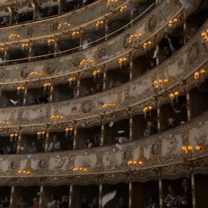 Fenice di Venezia, piovono volantini contro la direttrice Venezi: la protesta alla fine del concerto – Video