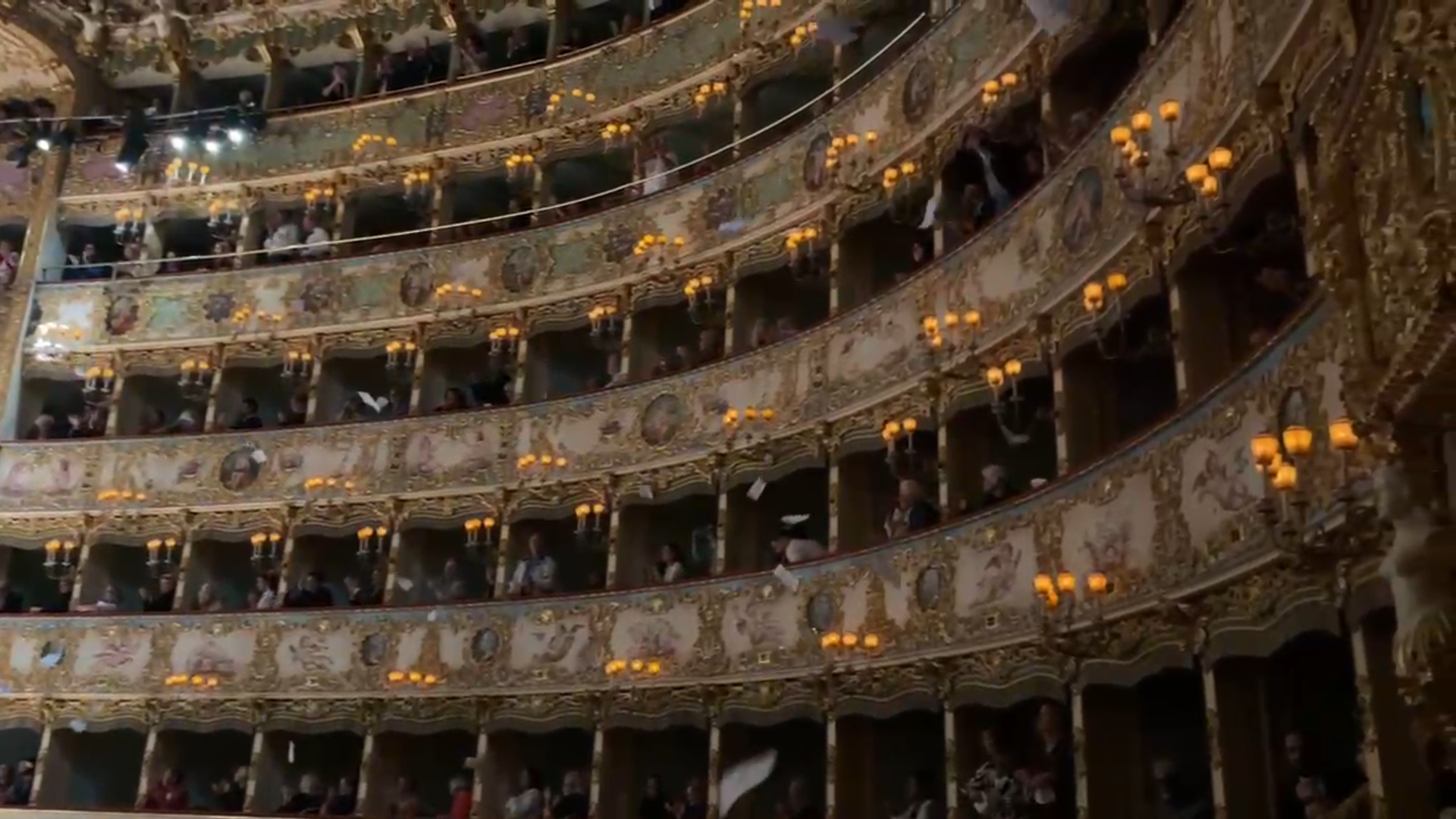 Fenice di Venezia, piovono volantini contro la direttrice Venezi: la protesta alla fine del concerto – Video