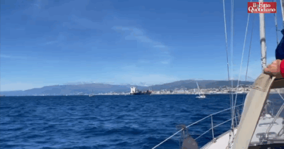Copertina di Genova, imbarcazioni seguono la portacontainer israeliana: ieri sera il blocco della “merce pericolosa” diretta a Tel Aviv – Video