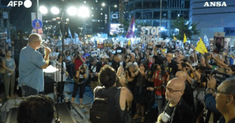 Copertina di A Tel Aviv centinaia di persone in piazza per chiedere la fine della guerra a Gaza – Video