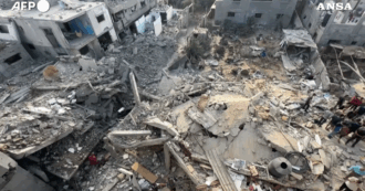 Copertina di Il video delle macerie al campo profughi di Nuseirat attaccato dall’esercito israeliano