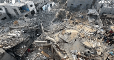 Copertina di Il video delle macerie al campo profughi di Nuseirat attaccato dall’esercito israeliano