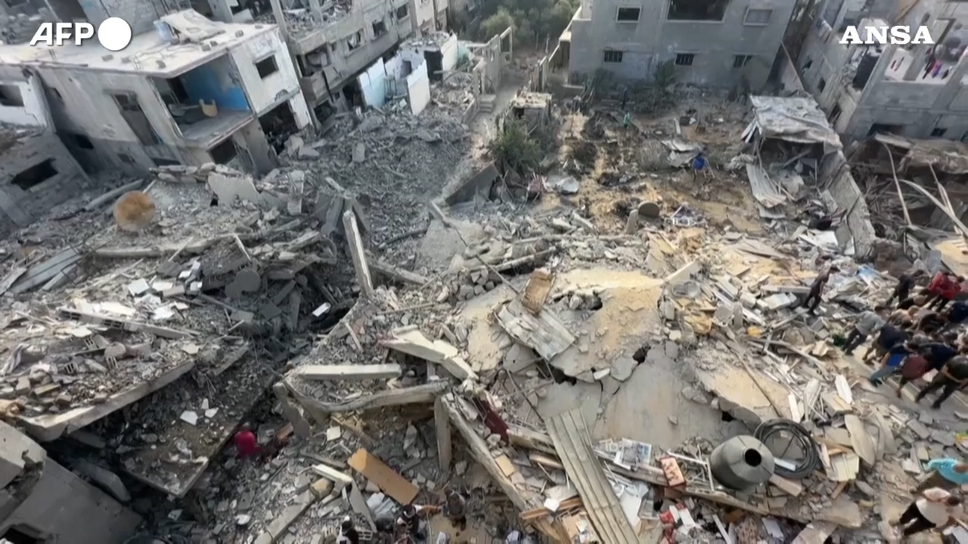 Il video delle macerie al campo profughi di Nuseirat attaccato dall’esercito israeliano