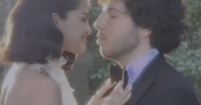 Copertina di Selena Gomez ha sposato Benny Blanco: cerimonia intima e abito sobrio. I due si sono conosciuti nel 2023