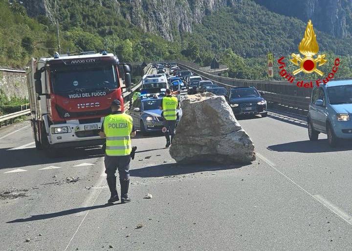 Masso blocca la circolazione ferroviaria sulla linea Lecco Tirano e la statale 36: 150 passeggeri evacuati dal treno