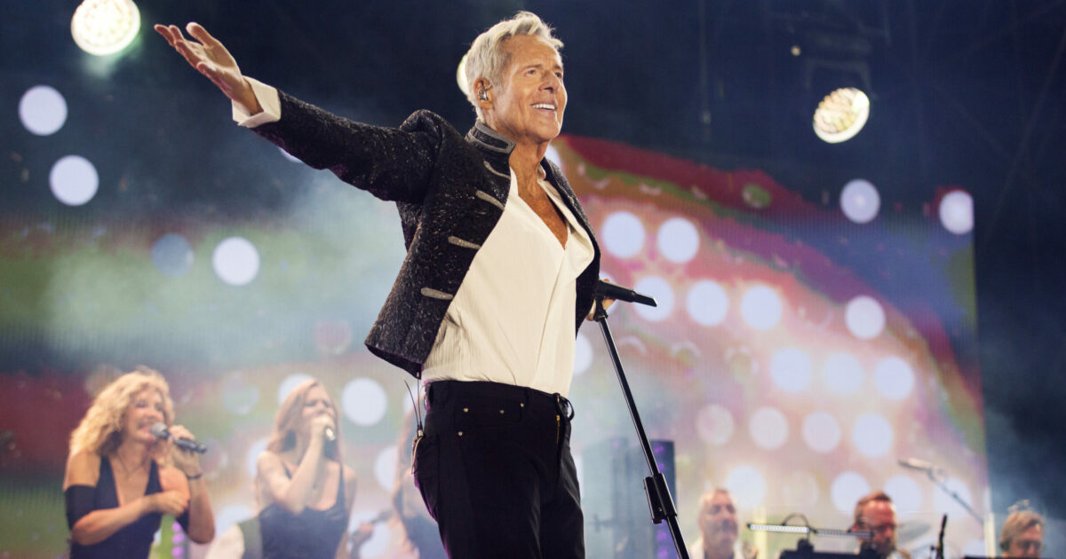 “Artisti e personaggi pubblici trombettieri, suonano la carica ma non sanno fare la guerra”: Claudio Baglioni a Lampedusa con Grand Tour La Vita è Adesso