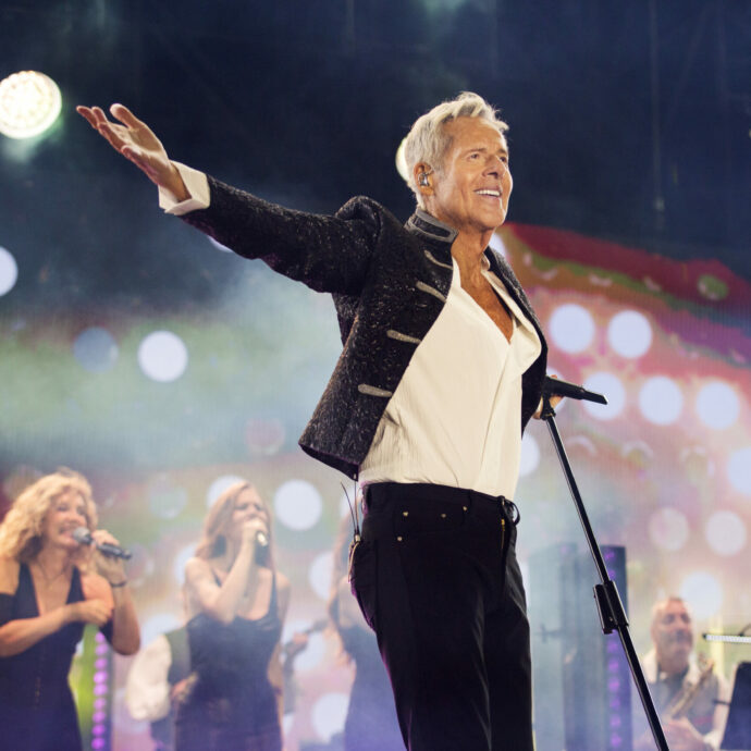“Artisti e vip trombettieri, suonano la carica ma non sanno fare la guerra. Cambiare la Bossi-Fini”: Claudio Baglioni a Lampedusa con Grand Tour La Vita è Adesso