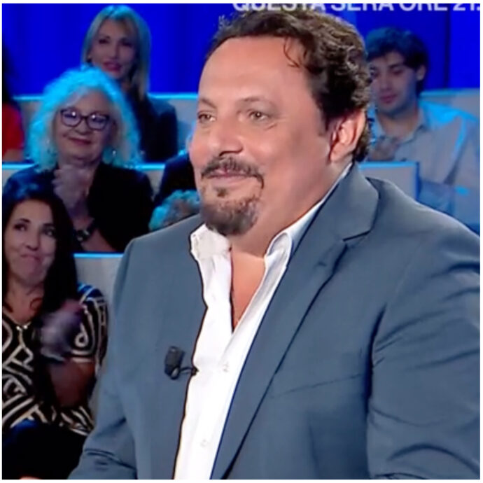 “Mara, sei di quella zona, massa de ‘mbriaconi che ce l’aveva sempre duro. Perché l’alcol fa quest’effetto”: la battuta di Enrico Brignano a Domenica In