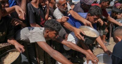 Copertina di Gaza, attacchi israeliani anche sul campo profughi di Nuseirat: 40 morti dall’alba. Un neonato morto per malnutrizione