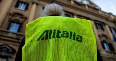 Copertina di Ex Alitalia. Lavoratori a casa ma i commissari fanno carriera