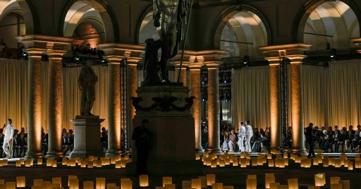 La sfilata di Giorgio Armani a Brera: le lanterne, Einaudi al pianoforte e Richard Gere e Cate Blanchett in prima fila. Il racconto dell’ultimo tributo a Re Giorgio