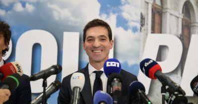 Copertina di Regionali Marche, Acquaroli rieletto col 52%. FdI primo partito, sorpassato il Pd. Lui: “Dedico la vittoria a Meloni”