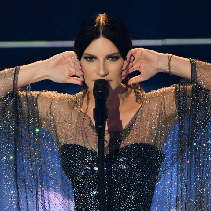 Laura Pausini omaggia Giorgio Armani e canta “La mia storia tra le dita” al gala Globo de Ouro 2025 – VIDEO