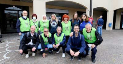Copertina di Cibi freschi, farmaci e dignità: così Pina Andrello e i volontari de “La Speranza” aiutano 400 famiglie nel milanese