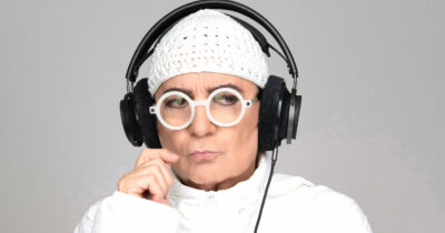 Copertina di “I governi ci tengono ignoranti a tutti i costi. Mi preoccupa l’abituarsi al dolore e al regime terroristico. Silenzio per i bimbi morti a Gaza”: così Renato Zero