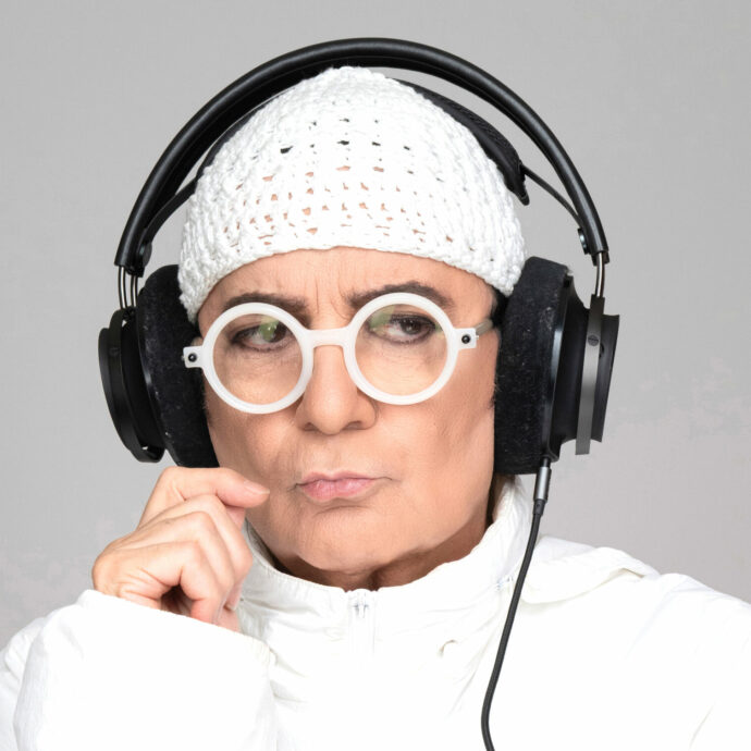 “I governi ci tengono ignoranti a tutti i costi. Mi preoccupa l’abituarsi al dolore e al regime terroristico. Silenzio per i bimbi morti a Gaza”: così Renato Zero