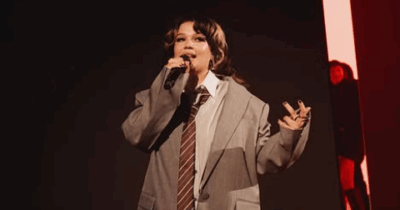 Copertina di “Devo cancellare le prossime date, scusatemi”: Lola Young torna sui social dopo essere svenuta sul palco