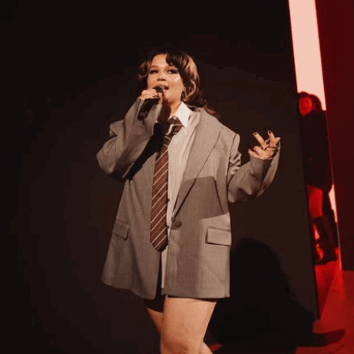 “Devo cancellare le prossime date, scusatemi”: Lola Young torna sui social dopo essere svenuta sul palco