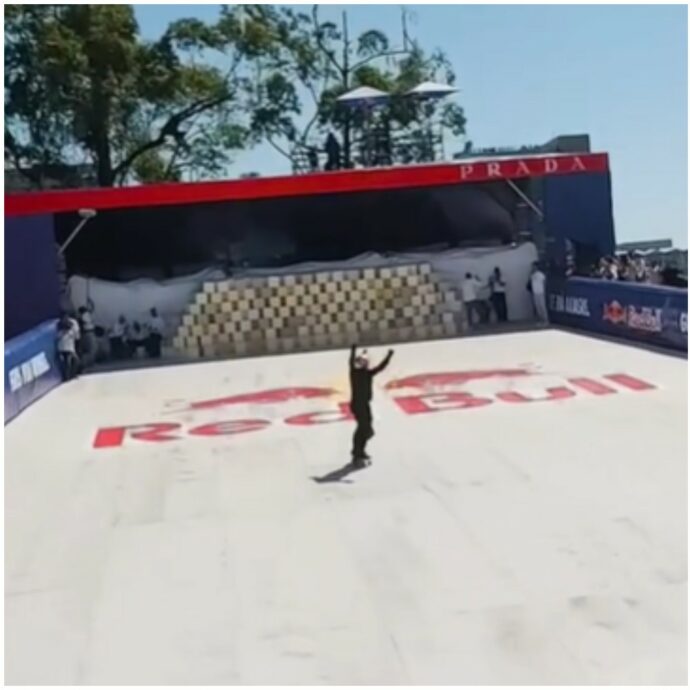Lo skater brasiliano Sandro Dias ha stabilito un nuovo record di velocità in Brasile scendendo da un’altezza di 70 metri a Porto Alegre – IL VIDEO