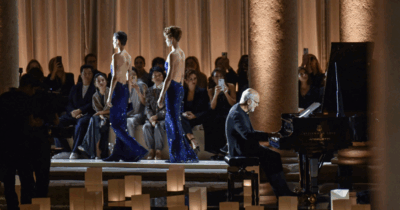 Copertina di La sfilata di Giorgio Armani a Brera: le lanterne, Einaudi al pianoforte e Richard Gere e Cate Blanchett in prima fila. Il racconto dell’ultimo tributo a Re Giorgio