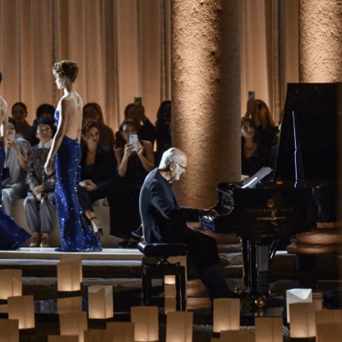 La sfilata di Giorgio Armani a Brera: le lanterne, Einaudi al pianoforte e Richard Gere e Cate Blanchett in prima fila. Il racconto dell’ultimo tributo a Re Giorgio