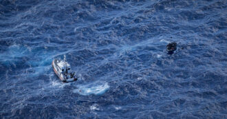 Copertina di Migranti, SeaWatch: “Motovedetta libica respinge un gommone, una persona annega”. Il video di Seabird