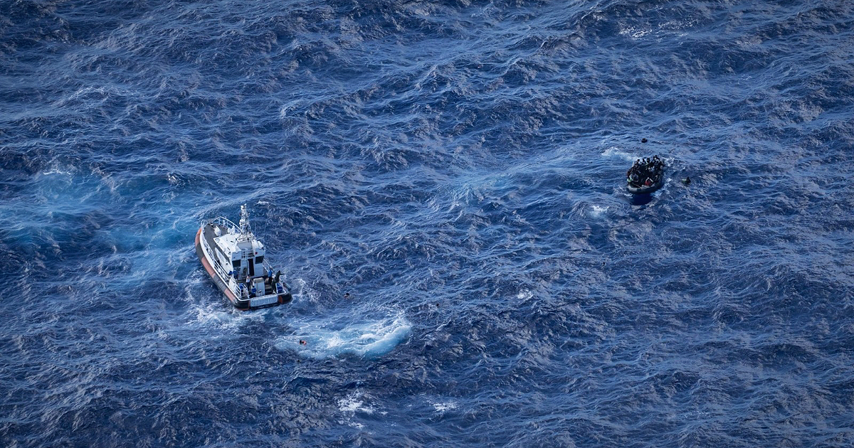 Migranti, SeaWatch: “Motovedetta libica respinge un gommone, una persona annega”. Il video di Seabird