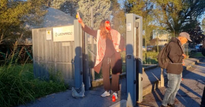 Copertina di Attivisti pro Palestina si incatenano ai cancelli della Leonardo a Nerviano: identificati dai carabinieri