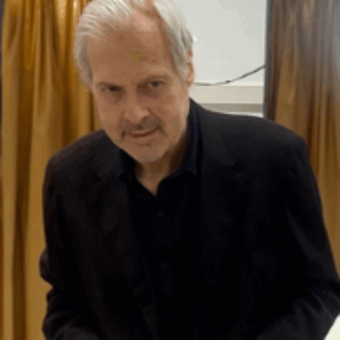 “Vittorio Sgarbi è stato condotto al seggio dopo un viaggio di centinaia di chilometri per il solo gusto di fotografarlo. Parliamo di un soggetto fortemente debilitato”: così la figlia del critico, Evelina